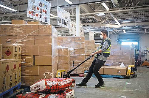 JESSICA LEE / WINNIPEG FREE PRESS



Edwin Tunjo moves a pallet at the Harvest Manitoba warehouse on December 22, 2021.



Reporter: Gillian