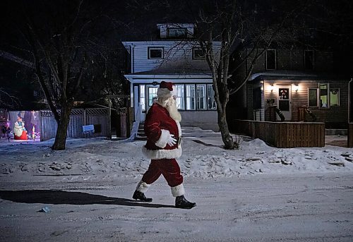 JESSICA LEE / WINNIPEG FREE PRESS



Santa walks to his car on December 22, 2021.