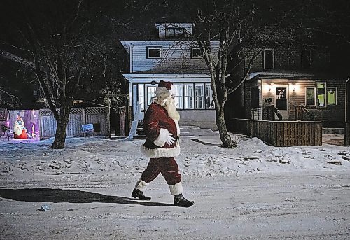 JESSICA LEE / WINNIPEG FREE PRESS



Santa walks to his car on December 22, 2021.