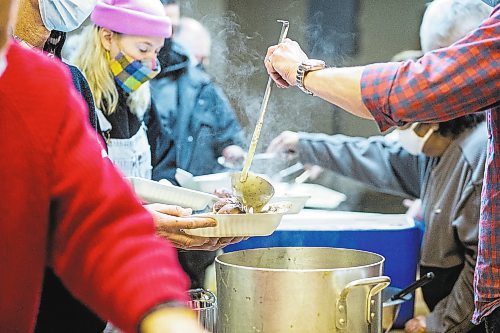 MIKAELA MACKENZIE / WINNIPEG FREE PRESS

Volunteers at the Mission Baptist Church pack up hot Christmas meals in Winnipeg on Saturday, Dec. 25, 2021.  For Malak story.
Winnipeg Free Press 2021.