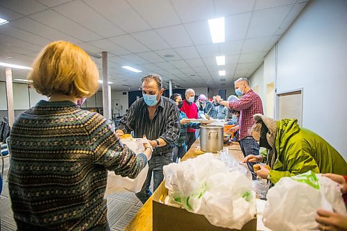 MIKAELA MACKENZIE / WINNIPEG FREE PRESS

Joe Conci (centre) and Annie Hollander (left) pack up a hot Christmas meal for folks in need to take home at the Mission Baptist Church in Winnipeg on Saturday, Dec. 25, 2021.  For Malak story.
Winnipeg Free Press 2021.