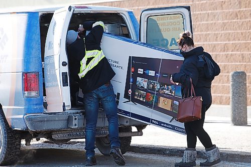JOHN WOODS / WINNIPEG FREE PRESS
Shoppers buy and line up for electronics at a local electronics store in Winnipeg on Sunday, December 26, 2021. 

Re: Kitching