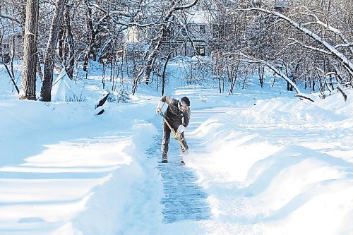 RUTH BONNEVILLE / WINNIPEG FREE PRESS

LOCAL - Weather  Standup 

Daniel Dupont shovels snow off a skating path and rink near his property along the Seine River for his family and friends to skate on over the holidays on Wednesday.


Dec 29th,,  2021