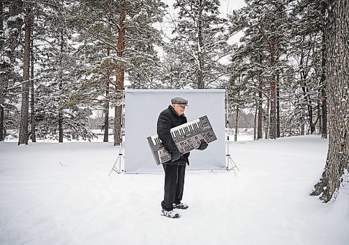 JESSICA LEE / WINNIPEG FREE PRESS



Ron Paley poses for a photo on December 23, 2021 at St. Vital Park in Winnipeg.