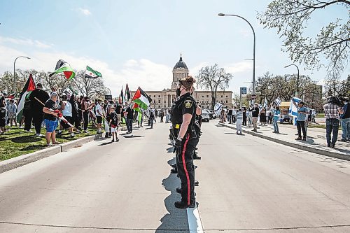 MIKE SUDOMA / WINNIPEG FREE PRESS  

A wall of WPS officers keep the Israeli and Palestinian protesters apart after tensions rose during a rally at memorial park in downtown Winnipeg Saturday afternoon due to the rising tensions over seas

May 15, 2021
