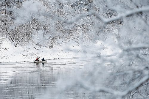 JOHN WOODS / WINNIPEG FREE PRESS
A couple of paddlers were out enjoying the snow covered winter wonderland on the Assiniboine River in Winnipeg on Sunday, November 14, 2021. 

Re: Standup
