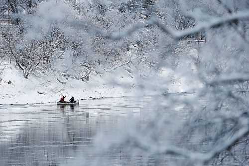 JOHN WOODS / WINNIPEG FREE PRESS
A couple of paddlers were out enjoying the snow covered winter wonderland on the Assiniboine River in Winnipeg on Sunday, November 14, 2021. 

Re: Standup