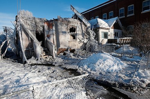 JOHN WOODS / WINNIPEG FREE PRESS

Firefighters were called to a fire at 177 Selkirk Ave. Sunday, January 2, 2022. 



Re: standup