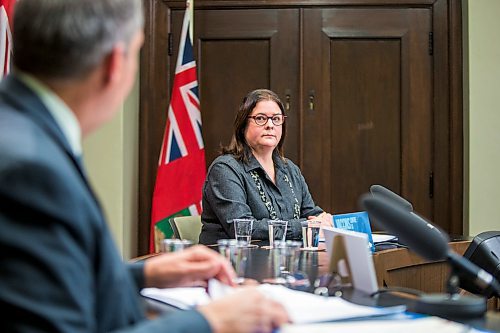 MIKAELA MACKENZIE / WINNIPEG FREE PRESS



Premier Heather Stefanson (right) and education minister Cliff Cullen speak at a press conference announcing a week of remote learning in Winnipeg on Tuesday, Jan. 4, 2022. For Maggie/Carol story.

Winnipeg Free Press 2021.