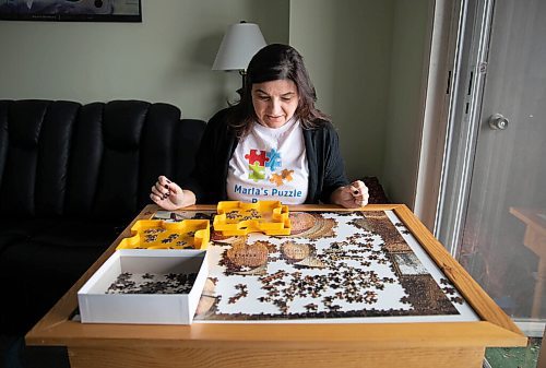 JESSICA LEE / WINNIPEG FREE PRESS



Marla Aronovitch, owner of Marla&#x2019;s Puzzle Pantry, is photographed on January 4, 2022 at her home working on a puzzle. Before COVID-19, she started selling puzzles and her business really took off during the pandemic.



Reporter: Dave