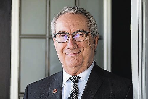 MIKAELA MACKENZIE / WINNIPEG FREE PRESS



MREA president Stewart Elston poses for a portrait in front of his house in Winnipeg on Friday, June 4, 2021. More people than ever are trying to become realtors in this hot housing market. For Ben Waldman story.

Winnipeg Free Press 2021.