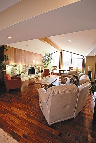 Todd Lewys / Winnipeg Free Press
A vaulted, beamed ceiling, wood-burning Tyndall stone fireplace and glass-filled rear wall combine to make the great room one very spectacular space.