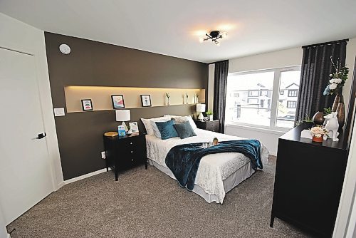 Todd Lewys / Winnipeg Free Press
Soft earth tones and an abundance of natural light endow the spacious primary bedroom with a wonderful air of tranquility.