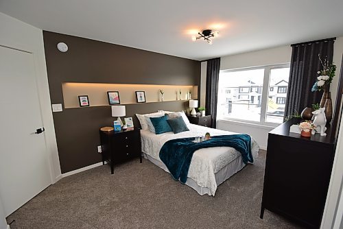 Todd Lewys / Winnipeg Free Press
Soft earth tones and an abundance of natural light endow the spacious primary bedroom with a wonderful air of tranquility.
