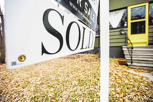 MIKAELA MACKENZIE / WINNIPEG FREE PRESS



A sold real estate sign in Winnipeg on Friday, Oct. 16, 2020. For --- story.



Winnipeg Free Press 2020