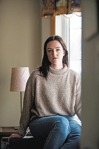 MIKAELA MACKENZIE / WINNIPEG FREE PRESS



Erica Silk, who found the virus minor but the public-health system confusing, poses for a portrait in her home in Winnipeg on Friday, Jan. 14, 2022. For Danielle/Dylan story.

Winnipeg Free Press 2022.