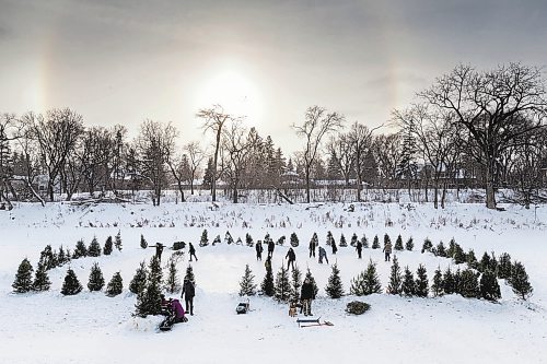 Daniel Crump / Winnipeg Free Press. People skate on a rink cleared on a section of the Assiniboine River in Winnipeg&#x2019;s Wolseley neighbourhood on Saturday afternoon as ice crystals in the atmosphere cause the formation of sundogs. January 15, 2022.