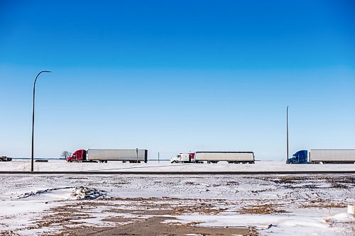 MIKAELA MACKENZIE / WINNIPEG FREE PRESS



Trucks line up at the border crossing in Emerson, Manitoba on Wednesday, Jan. 27, 2021. For JS story.



Winnipeg Free Press 2021