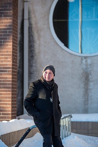 MIKAELA MACKENZIE / WINNIPEG FREE PRESS



Rabbi Allan Finkel poses for a portrait in front of Temple Shalom in Winnipeg on Wednesday, Dec. 23, 2020. He started doing shiva (the traditional Jewish mourning period) via Zoom, and found that it was a really meaningful experience for all those involved, albeit different than the in-person version. For Melissa Martin story.



Winnipeg Free Press 2020