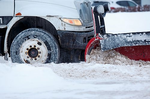 MIKE DEAL / WINNIPEG FREE PRESS

Snow plows make their way south on Pembina Hwy Tuesday morning, clearing accumulated snow from the overnight blizzard.

220118 - Tuesday, January 18, 2022.