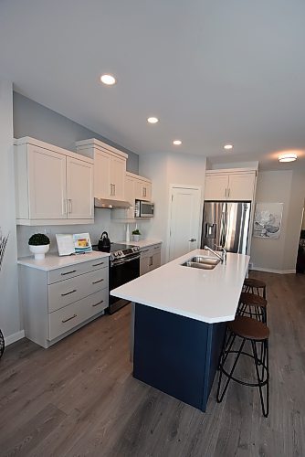 Todd Lewys / Winnipeg Free Press
An eight-foot island with double sink, quartz countertop and eating nook are highlights of this West St. Paul home's kitchen.