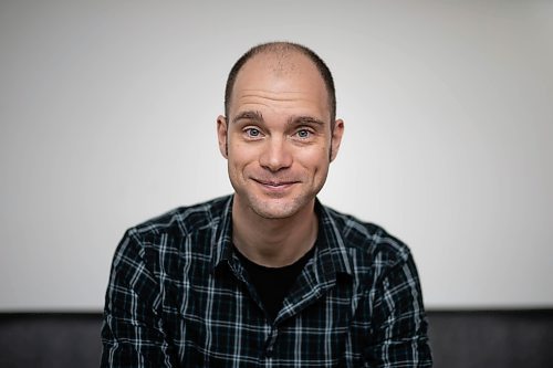 JESSICA LEE / WINNIPEG FREE PRESS



Director Thomas Morgan Jones poses for a portrait October 26, 2021. He directs Prairie Theatre Exchange&#x2019;s latest production, The War Being Waged, which is the PTE&#x2019;s first live show since the pandemic started.



The War Being Waged is written by Darla Contois, and directed by Thomas Morgan Jones. The set and lighting design is by Andy Moro.



Reporter: Eva