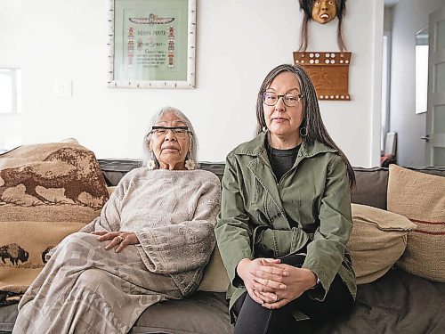 JESSICA LEE / WINNIPEG FREE PRESS
a 


Roberta Stout (right) and her mom Madeleine Dion Stout are photographed at Roberta’s home on January 26, 2022. Roberta’s dad and Madeleine’s husband, Bob, was diagnosed with Alzheimer’s about three years ago.



Reporter: Sabrina