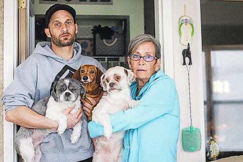 MIKAELA MACKENZIE / WINNIPEG FREE PRESS



Wendy Petrushak and her son, Graeme Mohr, pose for a photo in her condo, which they had to flee because of the Kimberly fire, in Winnipeg on Tuesday, Feb. 1, 2022. For Chris Kitching story.

Winnipeg Free Press 2022.