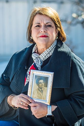 MIKAELA MACKENZIE / WINNIPEG FREE PRESS



Eddie Calisto-Tavares (daughter of Manuel dos Santos de Sousa, who died of COVID-19 in the Maples care home) poses for a portrait with a photo of her father in Winnipeg on Friday, March 5, 2021. For Kevin story.



Winnipeg Free Press 2021