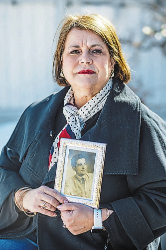 MIKAELA MACKENZIE / WINNIPEG FREE PRESS



Eddie Calisto-Tavares (daughter of Manuel dos Santos de Sousa, who died of COVID-19 in the Maples care home) poses for a portrait with a photo of her father in Winnipeg on Friday, March 5, 2021. For Kevin story.



Winnipeg Free Press 2021