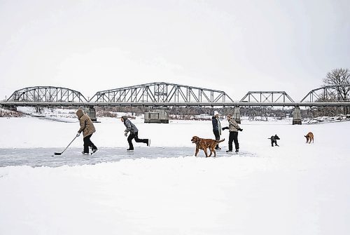 JESSICA LEE / WINNIPEG FREE PRESS



A family enjoys the ice on the Red River near Redwood Park on January 11, 2022.