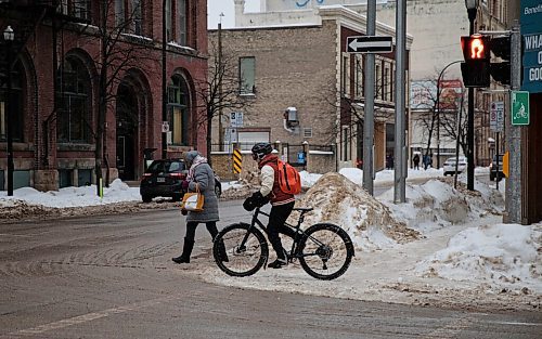 JESSICA LEE / WINNIPEG FREE PRESS



A biker and a pedestrian is photographed on February 8, 2022 in the Exchange District.