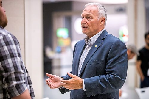 MIKAELA MACKENZIE / WINNIPEG FREE PRESS



Brian Smiley, MPI media relations coordinator, speaks to reporters after a general rate application announcement in Winnipeg on Wednesday, June 17, 2020. For Danielle Da Silva story.

Winnipeg Free Press 2020.