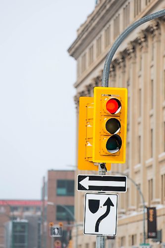 MIKAELA MACKENZIE / WINNIPEG FREE PRESS



A light on the north median of Osborne Street and St. Mary Avenue in Winnipeg on Friday, Feb. 18, 2022. For Ryan Thorpe story.

Winnipeg Free Press 2022.