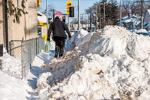 MIKAELA MACKENZIE / WINNIPEG FREE PRESS



Pedestrians struggle to navigate the almost non-existent sidewalk, which has been taken over by snowbanks, on Saint Matthews Avenue in Winnipeg on Tuesday, Feb. 22, 2022. For Malak story.

Winnipeg Free Press 2022.