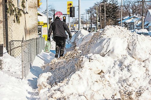 MIKAELA MACKENZIE / WINNIPEG FREE PRESS



Pedestrians struggle to navigate the almost non-existent sidewalk, which has been taken over by snowbanks, on Saint Matthews Avenue in Winnipeg on Tuesday, Feb. 22, 2022. For Malak story.

Winnipeg Free Press 2022.