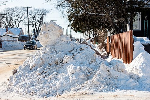 MIKAELA MACKENZIE / WINNIPEG FREE PRESS



Massive snowbanks take over the sidewalk on Saint Matthews Avenue in Winnipeg on Tuesday, Feb. 22, 2022. For Malak story.

Winnipeg Free Press 2022.