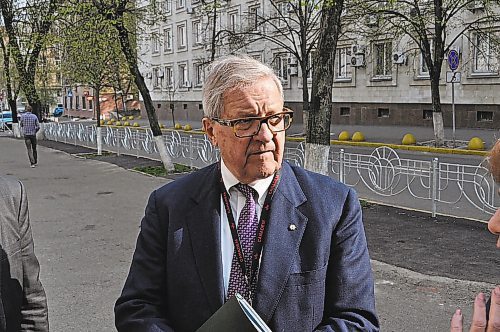 DYLAN ROBERTSON / WINNIPEG FREE PRESS



Election-day poll visit with Lloyd Axworthy in Kyiv

49.8 feature on Ukraine - 2019