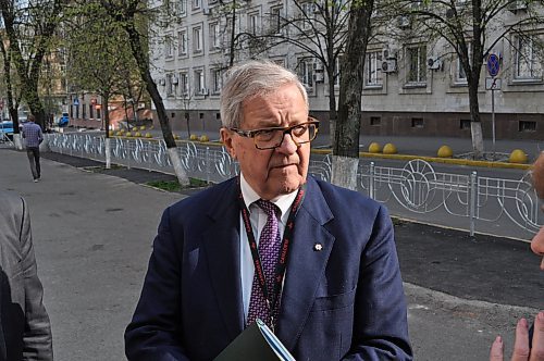 DYLAN ROBERTSON / WINNIPEG FREE PRESS



Election-day poll visit with Lloyd Axworthy in Kyiv

49.8 feature on Ukraine - 2019