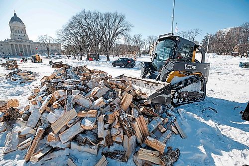 Police warned the group the federal Emergencies Act could be used to seize vehicles, trailers and equipment, and freeze assets. (Mike Deal/Winnipeg Free Press)