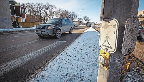 MIKE DEAL / WINNIPEG FREE PRESS
The crosswalk at Notre Dame Ave and Downing Street.
180215 - Thursday, February 15, 2018.