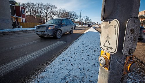 MIKE DEAL / WINNIPEG FREE PRESS
The crosswalk at Notre Dame Ave and Downing Street.
180215 - Thursday, February 15, 2018.