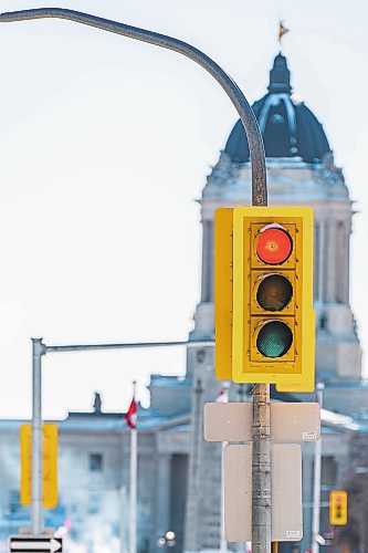 MIKAELA MACKENZIE / WINNIPEG FREE PRESS

A traffic light on the north median (facing southbound traffic) of Osborne Street and St. Mary Avenue in Winnipeg on Thursday, Feb. 17, 2022. For Ryan Thorpe story.
Winnipeg Free Press 2022.