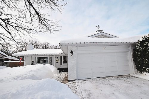 Todd Lewys / Winnipeg Free Press
The spacious, updated bungalow is located on a quiet bay and backs onto Glendale Golf & Country Club. 