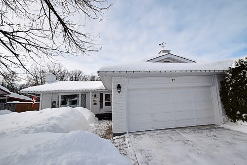 Todd Lewys / Winnipeg Free Press
The spacious, updated bungalow is located on a quiet bay and backs onto Glendale Golf & Country Club. 