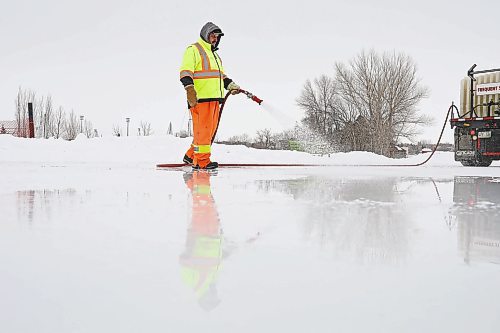 Brandon Sun 01032022

Blaine Moyer with the City of Brandon Parks and Recreation department floods the ice at the Brandon Skating Oval on Tuesday morning. (Tim Smith/The Brandon Sun)