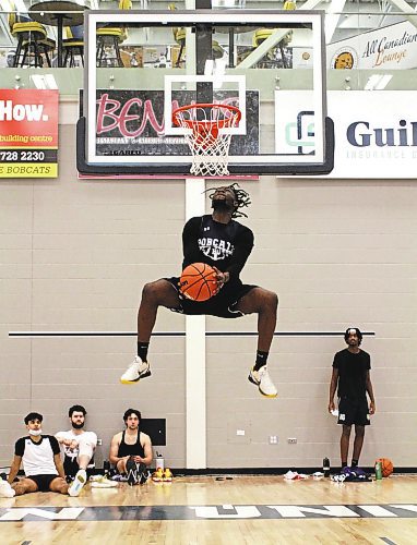 Eli Ampofo dunks during Brandon University Bobcats men's basketball practice at the Healthy Living Centre on Monday. (Thomas Friesen/The Brandon Sun)