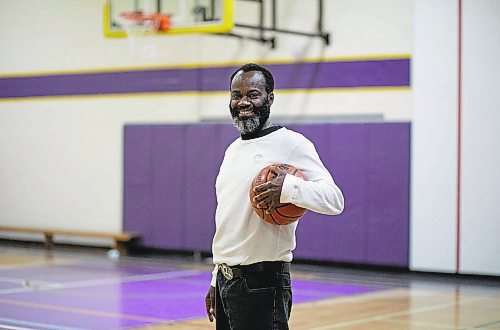 JESSICA LEE / WINNIPEG FREE PRESS



Perrie Scarlett is photographed at the Gordon Bell High School gym on December 20, 2021. He was part of the 1981 championship basketball team.