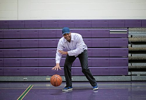 JESSICA LEE / WINNIPEG FREE PRESS



Kevin Toney is photographed at the Gordon Bell High School gym on December 20, 2021. He was part of the 1981 championship basketball team.