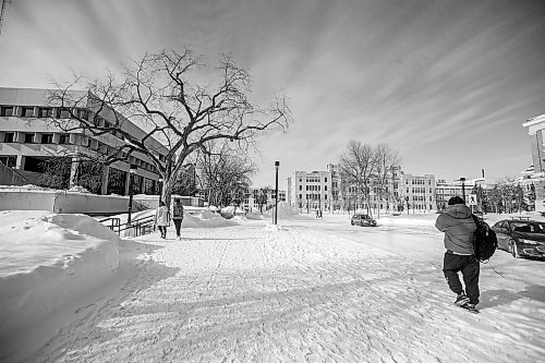 MIKAELA MACKENZIE / WINNIPEG FREE PRESS

Students walk around on campus at the University of Manitoba in Winnipeg on Monday, Feb. 28, 2022. For Maggie Macintosh story.
Winnipeg Free Press 2022.